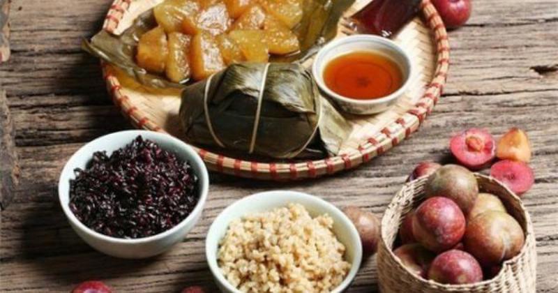 Các món ăn đặc trưng ngày mùng 5 tháng 5: hoa quả mùa hè, bánh tro, và cơm rượu nếp